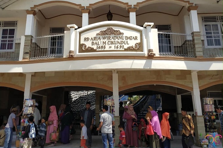 Dalem Cikundul dan Kehidupan di Sekitar Makam