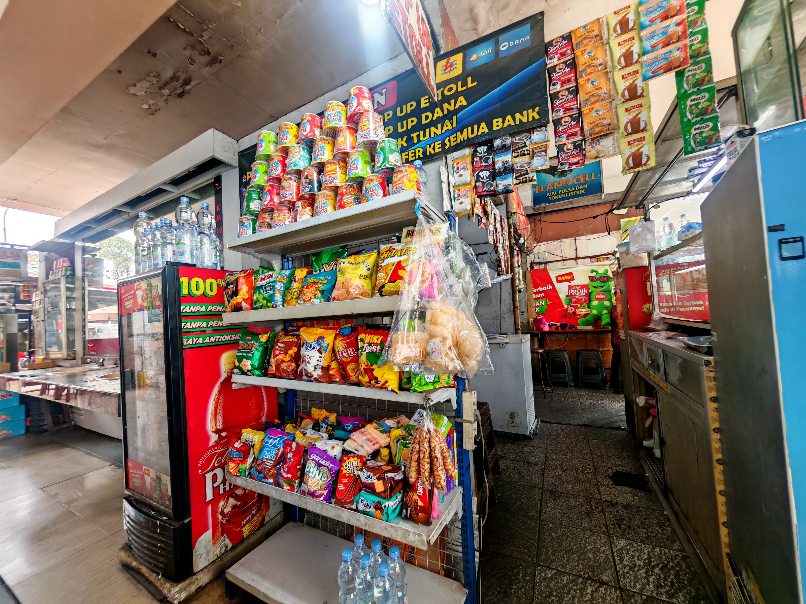 Warung Kecil di Rest Area Mencari Rezeki