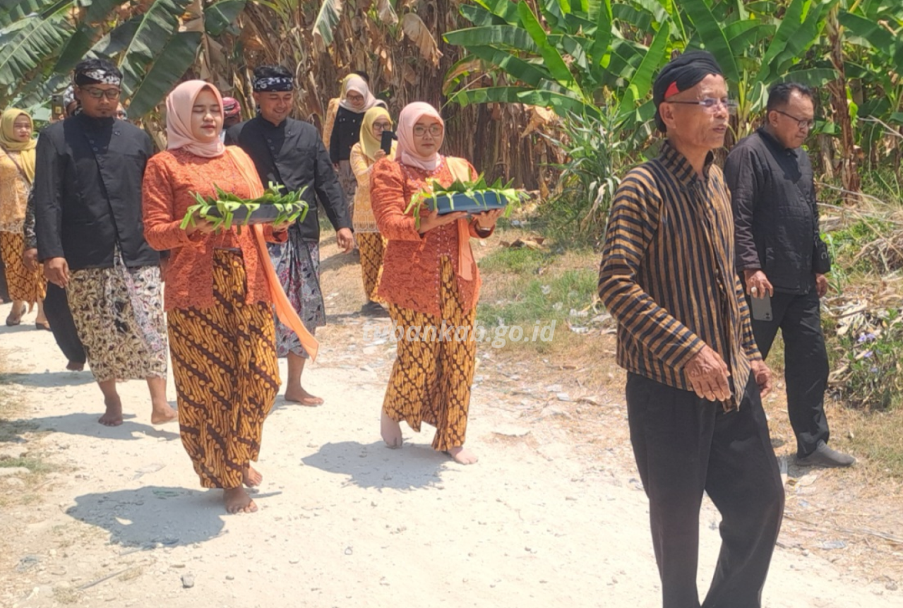 Mbah Goleyo di Balik Tradisi Larung Hasil Bumi