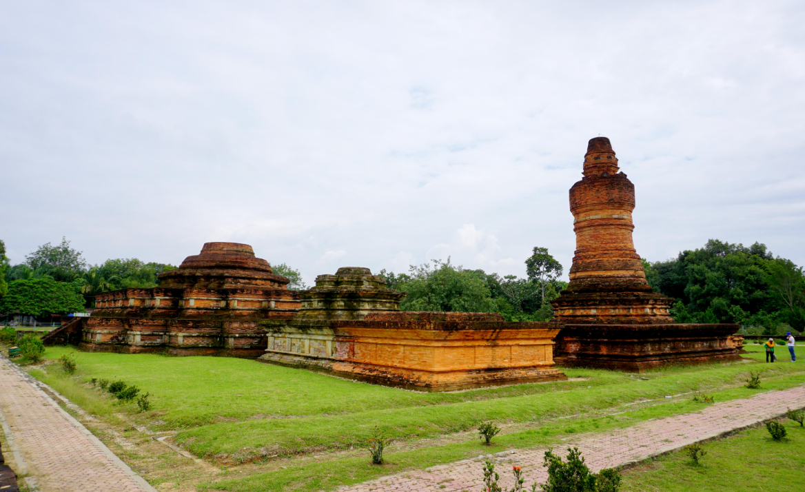 Di Luar Pagar Candi Muara Takus