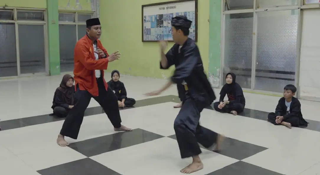 Pesilat memperagakan silat Cingkrik dalam kegiatan budaya Betawi di Rawa Belong, Jakarta Barat.