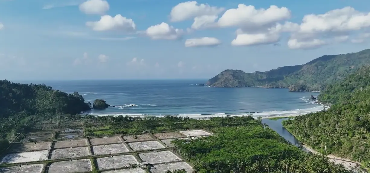 Pemandangan pantai dan perbukitan di kawasan Desa Wisata Bowele, Kabupaten Malang