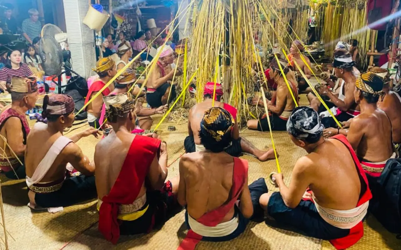 Pelaksanaan Aruh Adat Baharin oleh masyarakat Dayak Halong di Desa Tabuan, Kabupaten Balangan, Kalimantan Selatan.