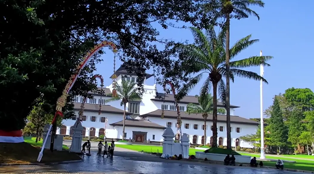 Gedung Sate dengan gerbang baru setelah revitalisasi kawasan halaman dan Jalan Diponegoro, Bandung.
