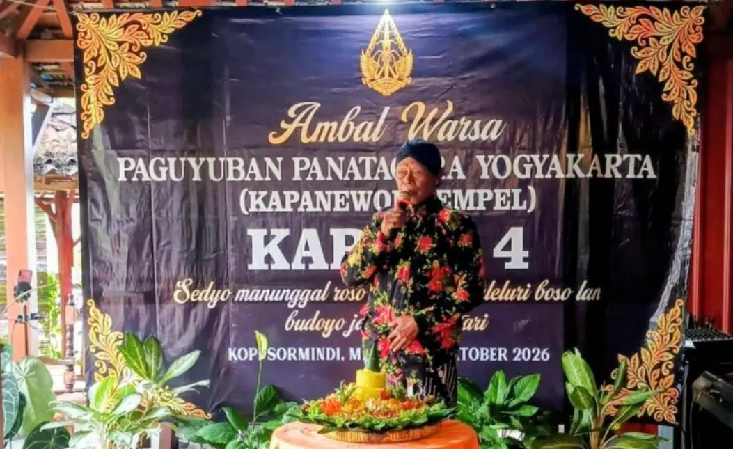 Pranatacara menggunakan bahasa Jawa dalam kegiatan pelestarian tradisi bertutur di Sleman.