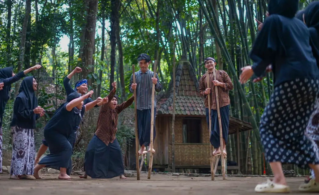 Menjelajahi Jejak Budaya dari Atas Egrang